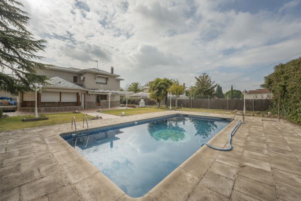 Apartment Pool Cleaning